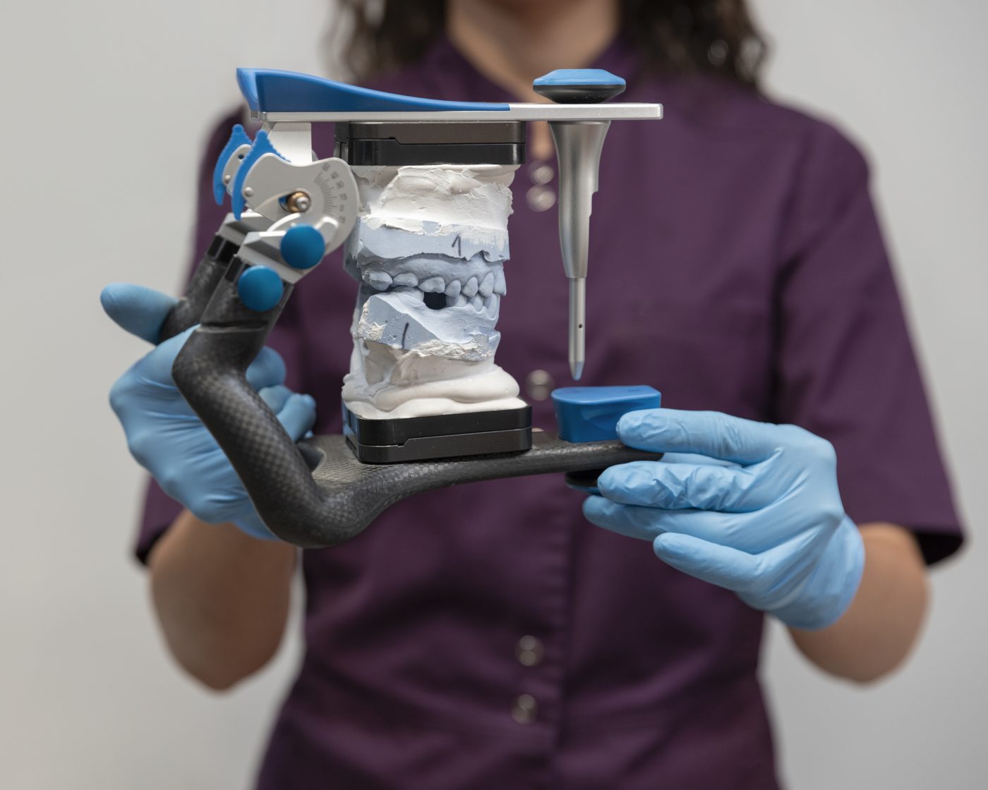 Tècnica dental treballant amb un articulador