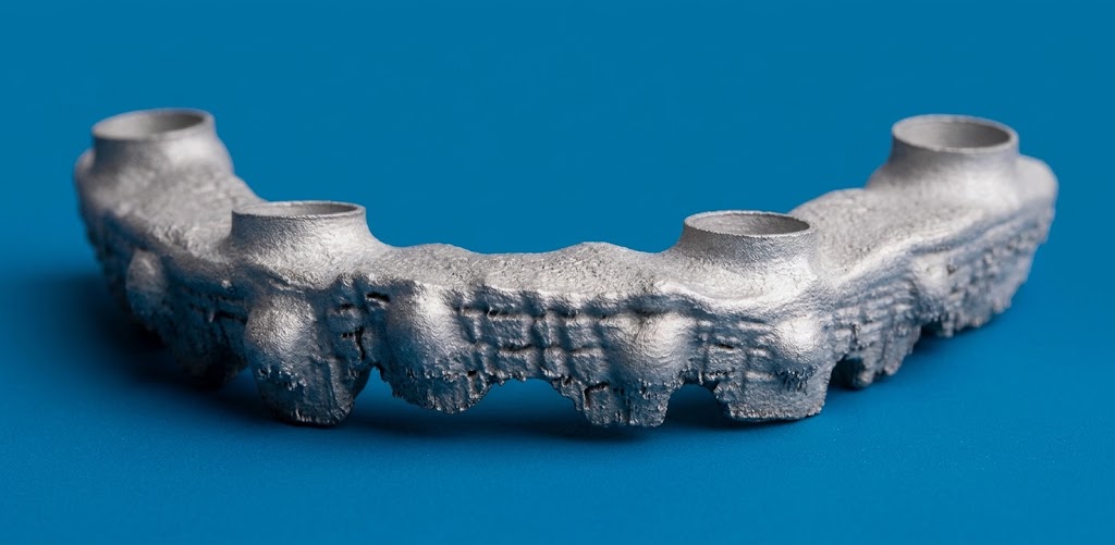 Estructura de titani sinteritzada per làser sobre fons blau